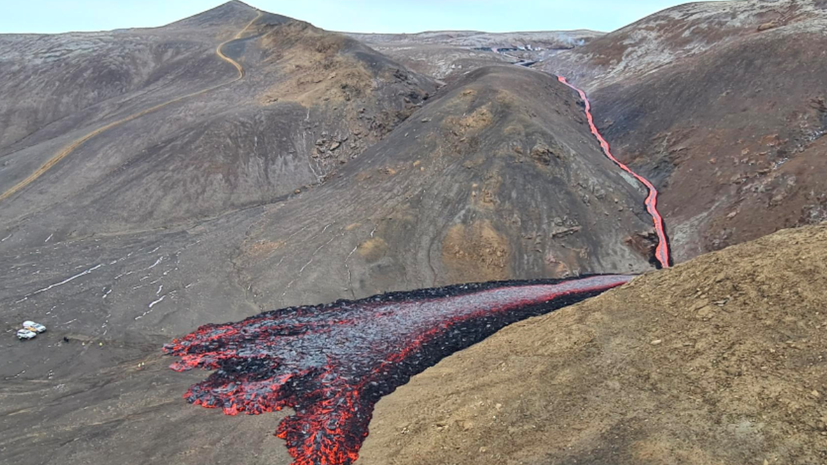 Вулкан фаградальсфьядль. Извержение вулкана фаградальсфьядль. Вулканический разлом. Разлом в Исландии. Заметивший вулкан