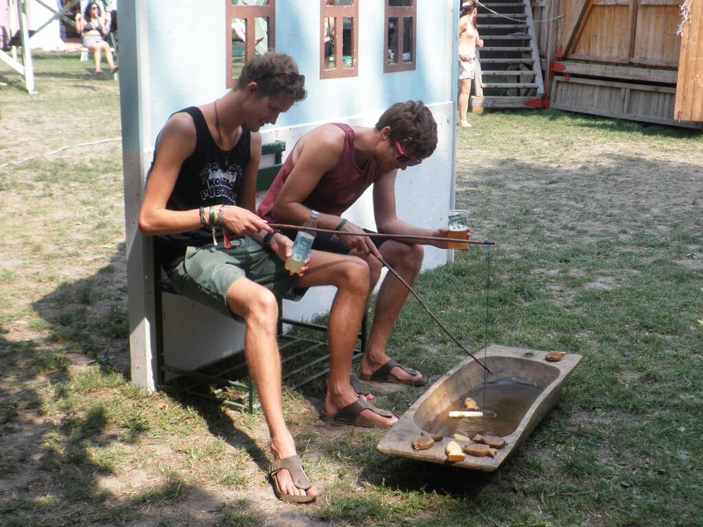 Momci se zabavljaju u mađarskom selu