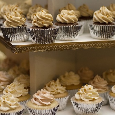 https://pixabay.com/photos/cakes-cupcakes-cake-shop-dessert-1245725/