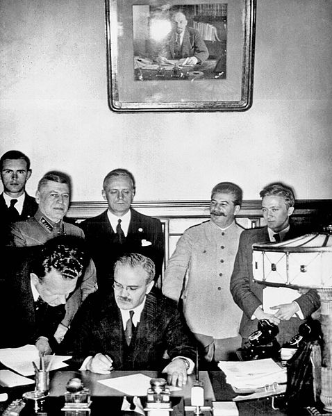 Molotov potpisuje pakt o nenapadanju