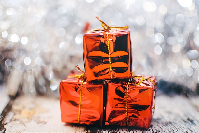 https://pixabay.com/en/christmas-present-gifts-presents-2178635/