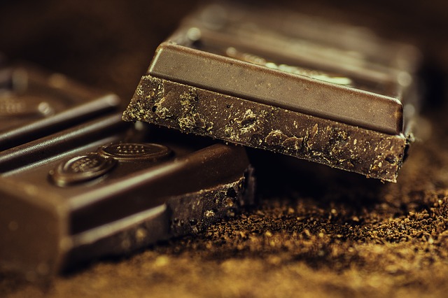 https://pixabay.com/photos/chocolate-bars-dark-chocolate-183543/