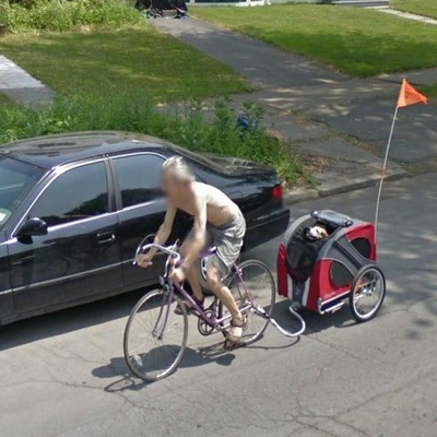 36 urnebesnih prizora s Google Street Viewa -  biciklist i njegov pas 