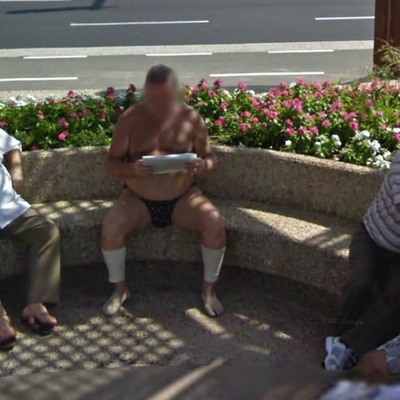 36 urnebesnih prizora s Google Street Viewa -  čitanje novina