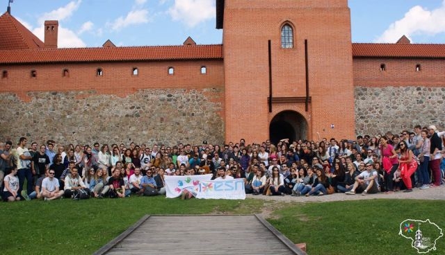 Erasmusovci pred dvorcem Trakai