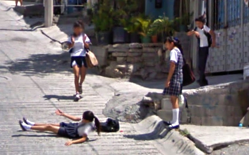 36 urnebesnih prizora s Google Street Viewa - prijateljice