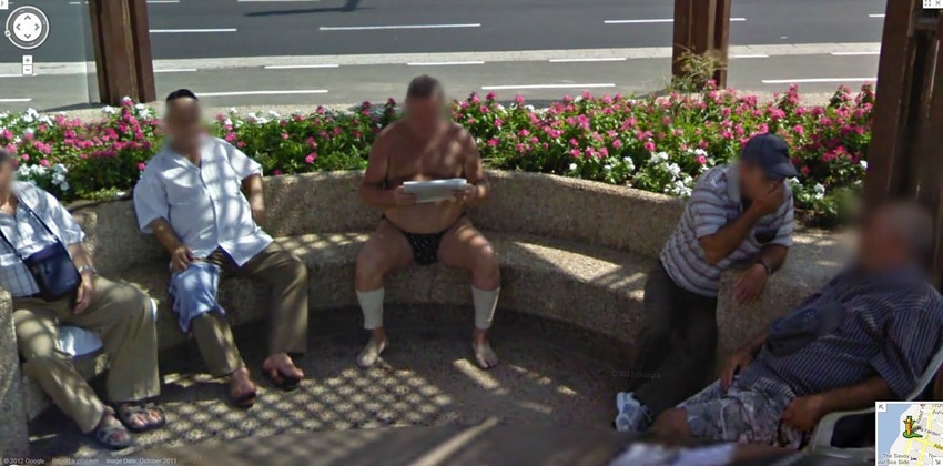 36 urnebesnih prizora s Google Street Viewa -  čitanje novina