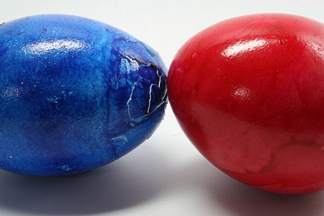 Tradicionalne uskrsne igre s jajima – tucanje jajima