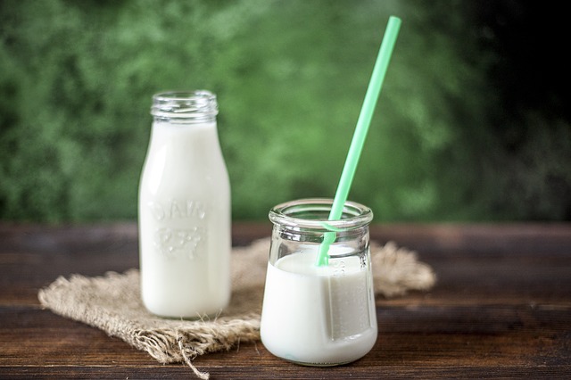 https://pixabay.com/photos/milk-yogurt-drink-calcium-glass-3231772/