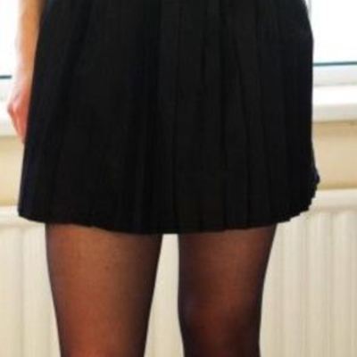 Novogodišnji outfit: Jednostavna crna suknjica i puff-bijela majica