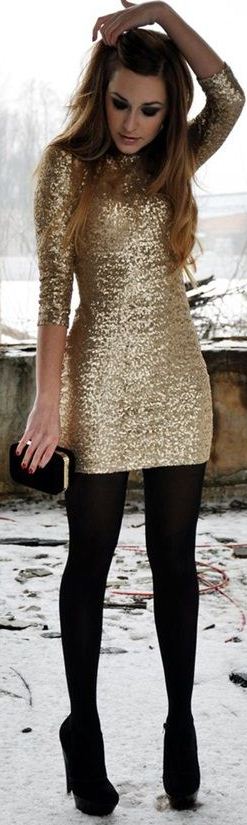 Novogodišnji outfit: Uska zlatna haljina i debele crne najlonke