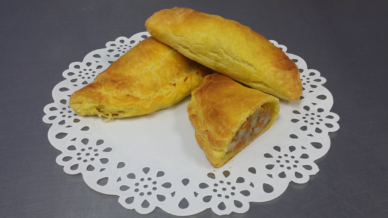 https://pixabay.com/photos/pasties-bakery-pasty-lunch-baked-5080794/