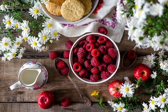 https://pixabay.com/photos/raspberry-berry-summer-closeup-2023404/