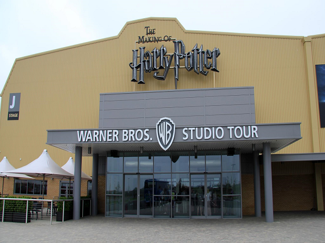 https://upload.wikimedia.org/wikipedia/commons/b/bc/Harry_Potter_Leavesden_entrance.jpg