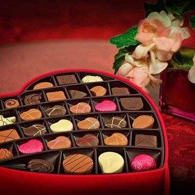 https://pixabay.com/photos/valentine-s-day-chocolates-candy-2057745/