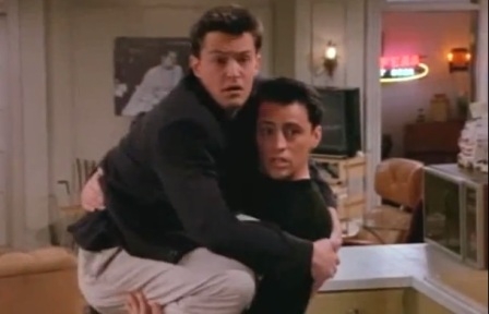 Joey grli Chandlera