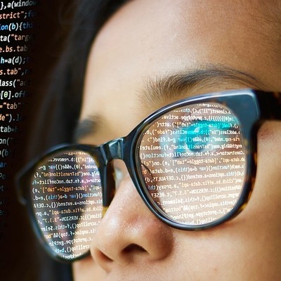 Znanstvenica programiranje https://pixabay.com/photos/woman-program-programming-glasses-3597095/