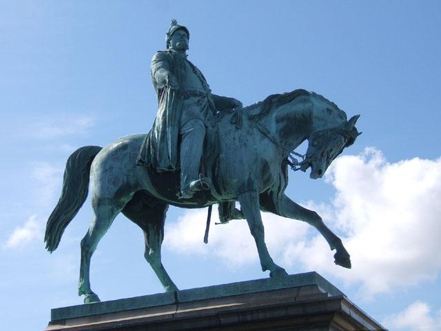 Skulptura čovjeka na konju